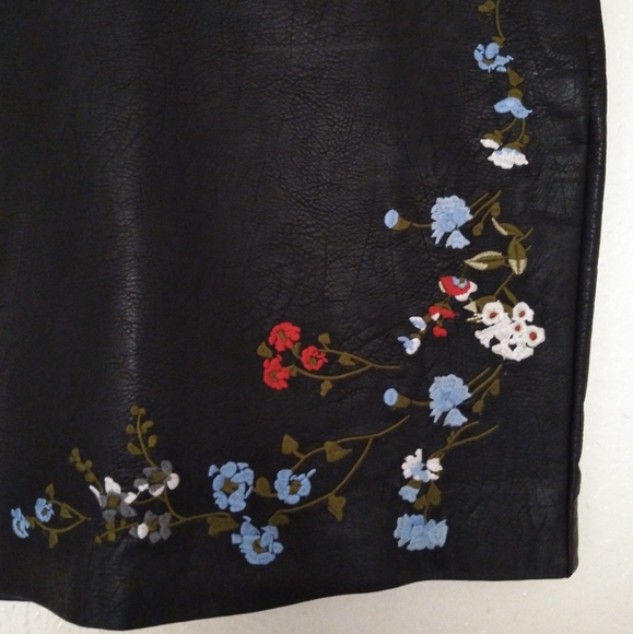 NWT Black Leather Skirt with Embossed Flowers - Picture 4 of 5